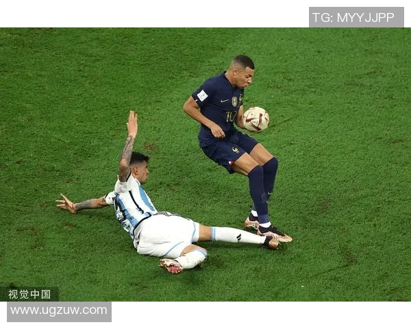 姆巴佩抢断瞬间展现速度与技术完美结合引发球迷热议 姆巴佩抢断瞬间展现速度与技术完美结合引发球迷热议